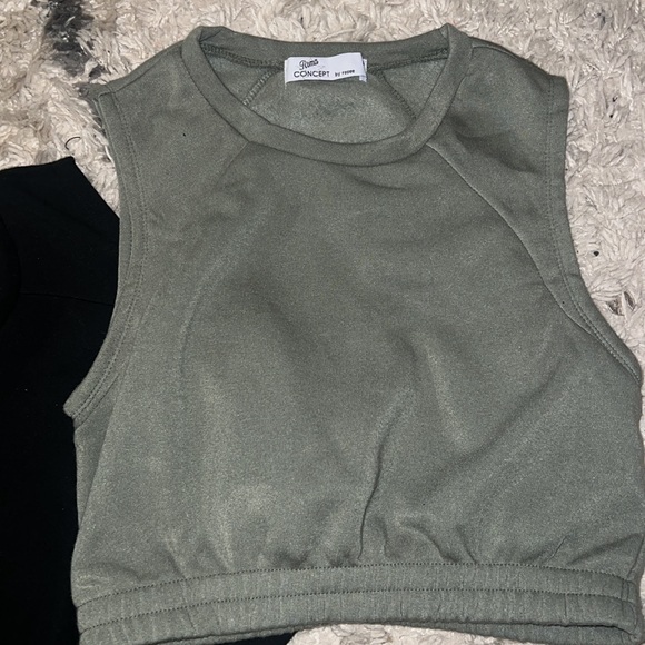 Set of 2 sleeveless tops w/ elastic bottom - Picture 2 of 4